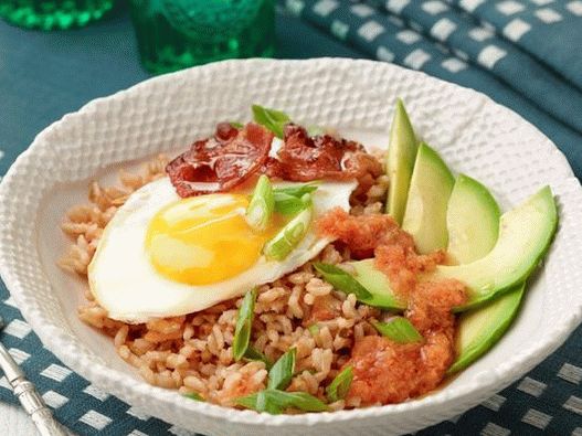 Riso con uova fritte e kimchi Riso con uova fritte e kimchi