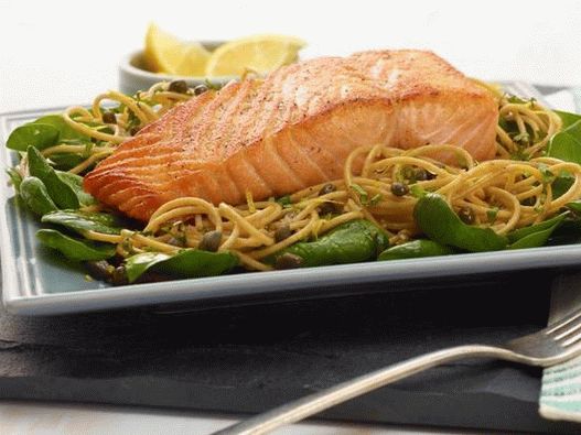 Spaghetti integrali con limone, basilico e salmone Spaghetti integrali con limone, basilico e salmone