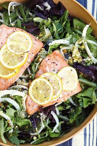 Insalata di foto al salmone verde al vapore