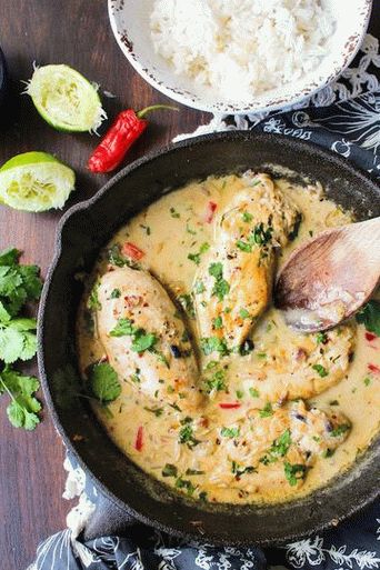 Foto Curry di pollo verde con contorno di couscous