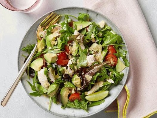 Foto Insalata verde con pollo, avocado e patatine di mais