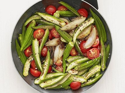 Foto di gombo fritto con pomodori