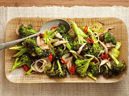 Foto broccoli fritti con funghi e peperoncino