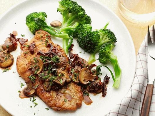 Foto pollo fritto in padella con salsa di funghi