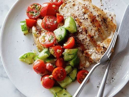 Foto di pollo fritto con insalata di pomodori e cetrioli