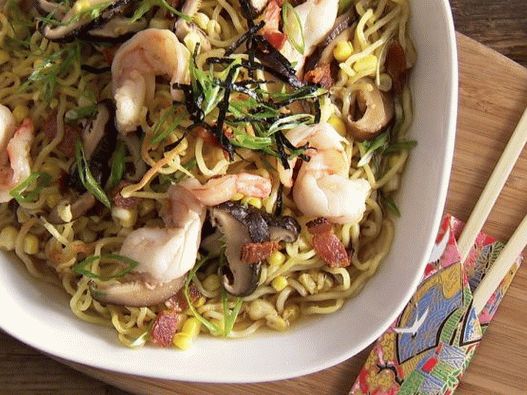 Tagliatelle di ramen fritte con gamberi, mais e pancetta