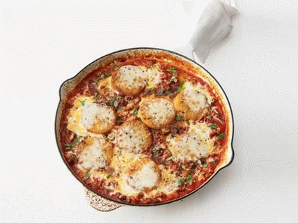 Foto di polenta grigliata con salsicce e mozzarella italiane