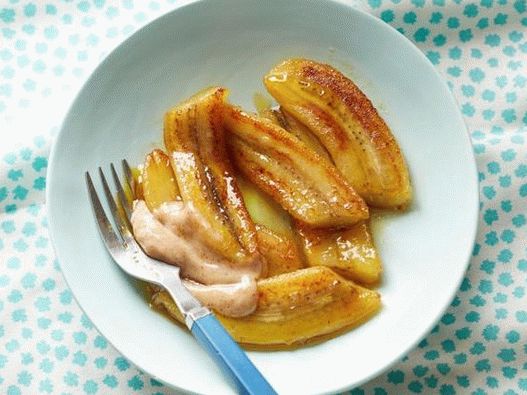 Foto di banane fritte con crema di panna acida