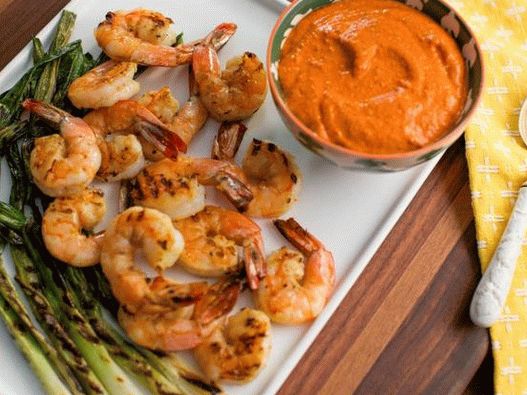 Foto gamberi fritti su spiedini con salsa romesco Foto gamberi fritti su spiedini con salsa romesco