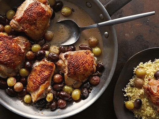 Foto di cosce di pollo fritto con uva e olive