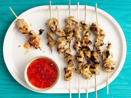 Foto cosce di pollo fritto in stile asiatico in salamoia