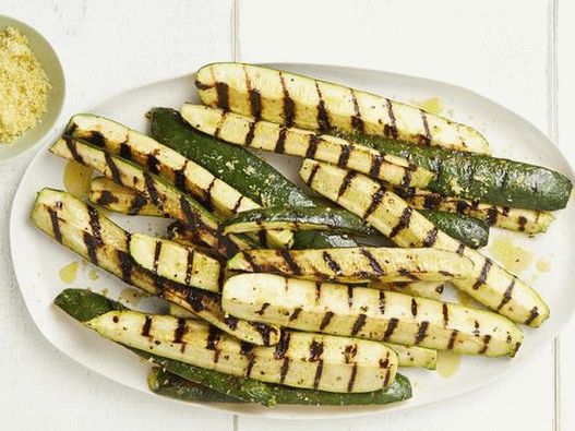 Foto di zucchine grigliate con gustoso sale al limone