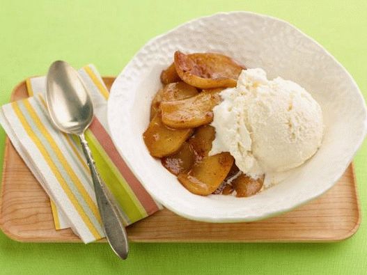 Foto di mele fritte in padella con gelato