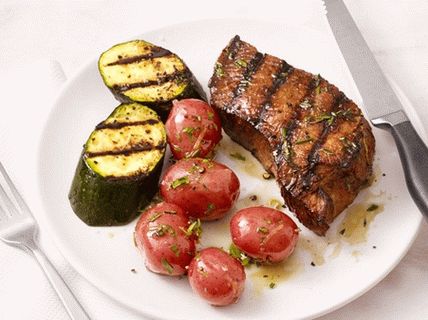 Foto di bistecca di manzo alla griglia con patate e zucchine