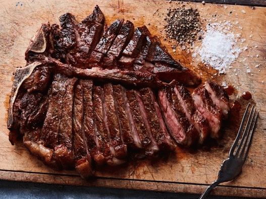 Foto di tibone di bistecca in padella