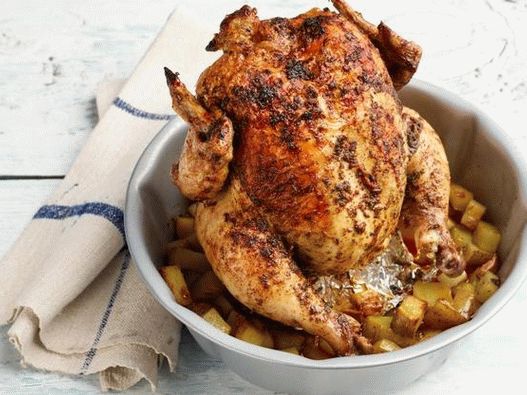 Pollo arrosto fotografico con patate a forma di torta