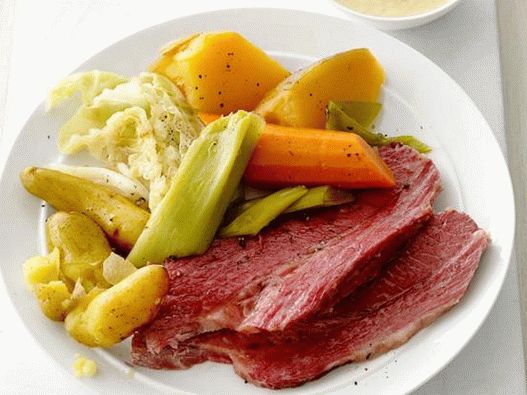 Foto del piatto - Manzo in scatola con cavolo in una pentola a cottura lenta