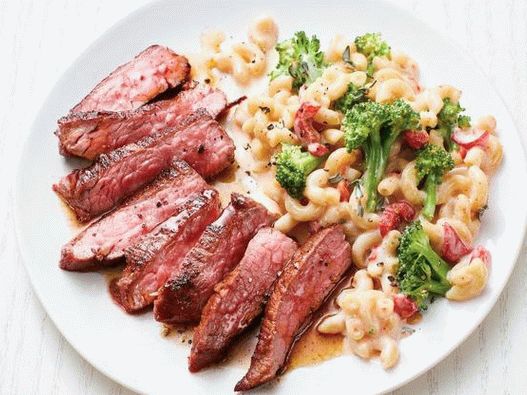 Piatti di fotografia - Bistecca di fianco con formaggio McNee e broccoli