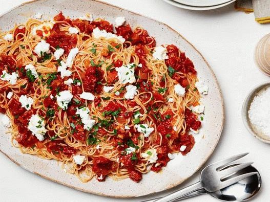 Foto del piatto - Cappelli d'angelo con pomodori secchi e formaggio di capra
