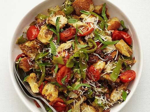 Foto Insalata invernale con pane, pomodori e peperoni